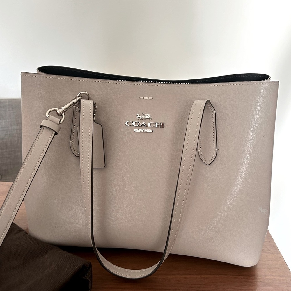 Coach Avenue Carry All Shoulder Tote Crossbody bag. Grey